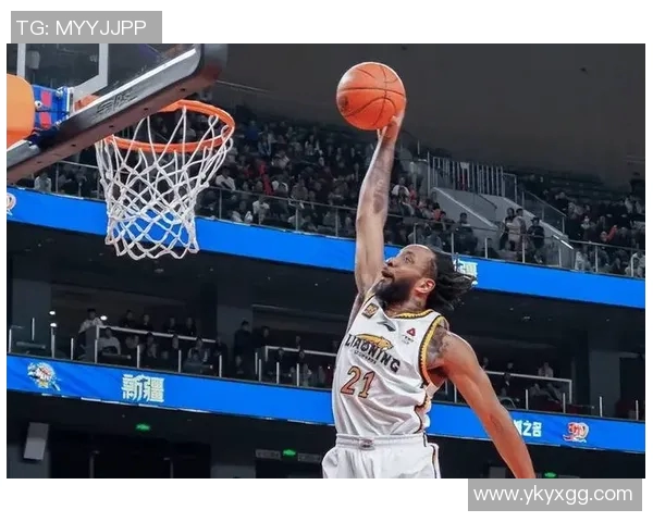 CBA辽宁对新疆比赛中的争议判罚引发热议球迷反应强烈